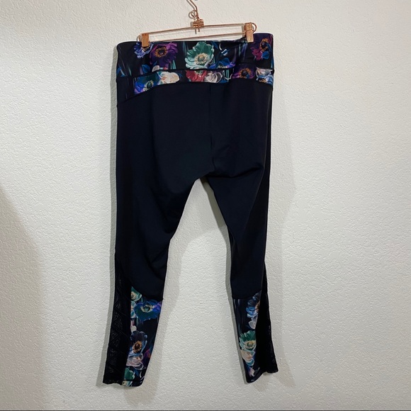 CALIA floral and black leggings - Picture 2 of 4